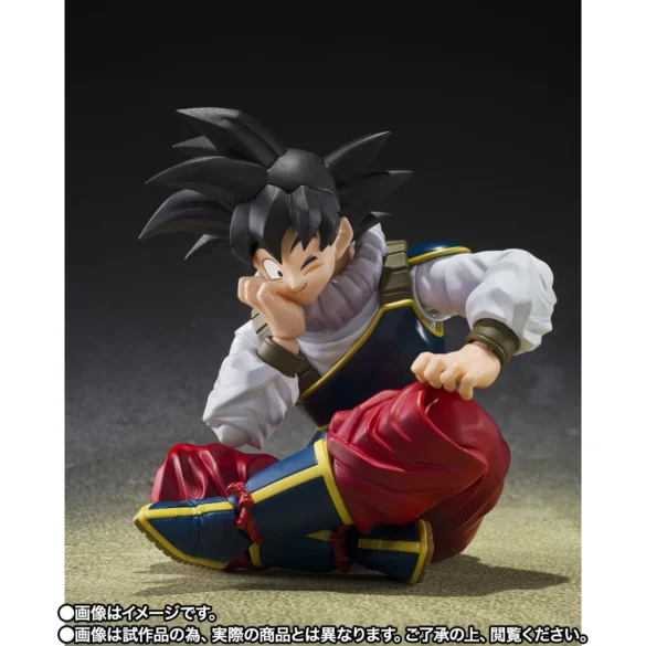 Son Goku Return to Earth S.H.Figuarts agachado con dos dedos junto al rostro.