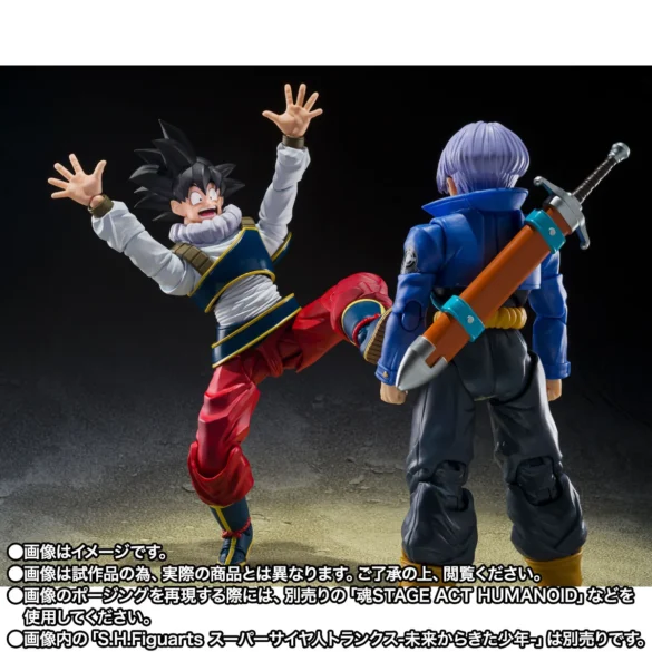 Son Goku con ropa de Yardrat S.H.Figuarts en una escena junto a Trunks.