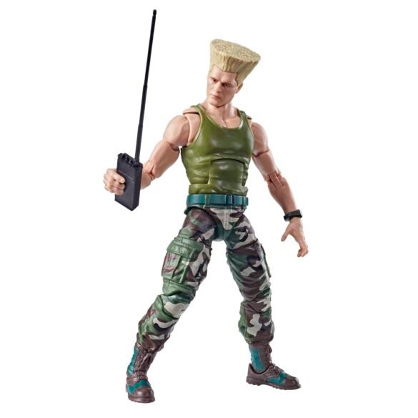 Guile de Jada Toys sosteniendo un accesorio negro.