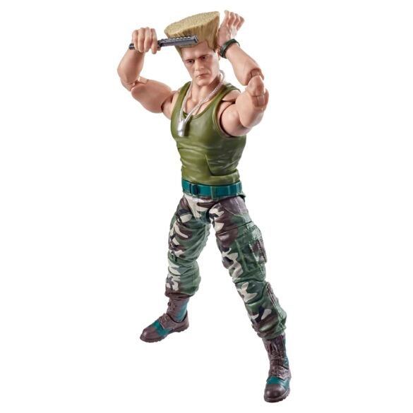 Guile de Jada Toys ajustándose el cabello con las manos levantadas.