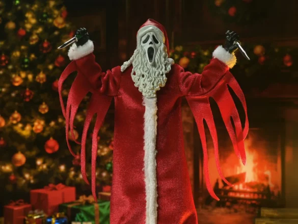 Santa’s Slay Ghost Face de NECA con los brazos levantados ante un árbol navideño.