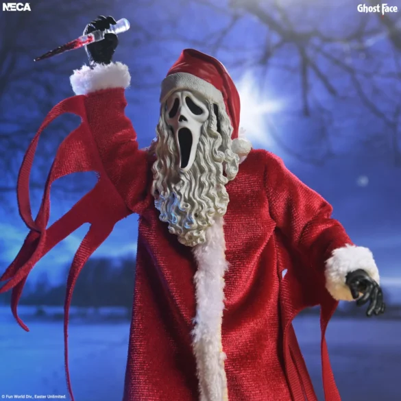 Santa’s Slay Ghost Face de NECA con cuchillo levantado ante un fondo nocturno azul.