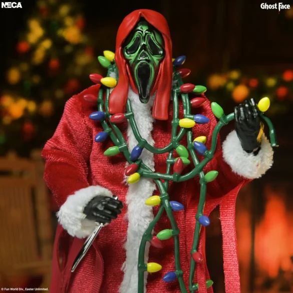 Santa’s Slay Ghost Face de NECA con máscara verde y luces navideñas en el cuello.