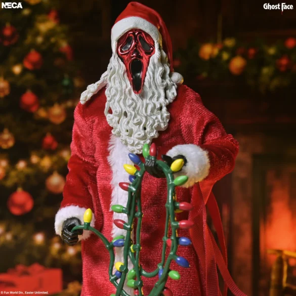 Santa’s Slay Ghost Face de NECA con máscara roja y luces de colores.