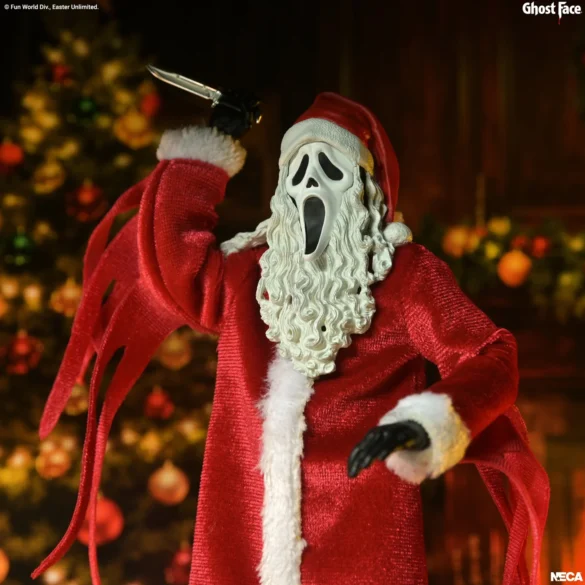 Santa’s Slay Ghost Face de NECA levantando un cuchillo junto al rostro.