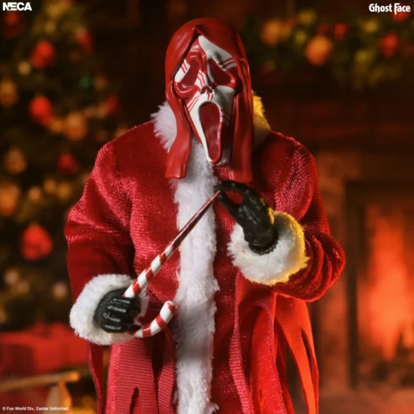 Santa’s Slay Ghost Face de NECA con máscara roja y cuchillo ensangrentado.