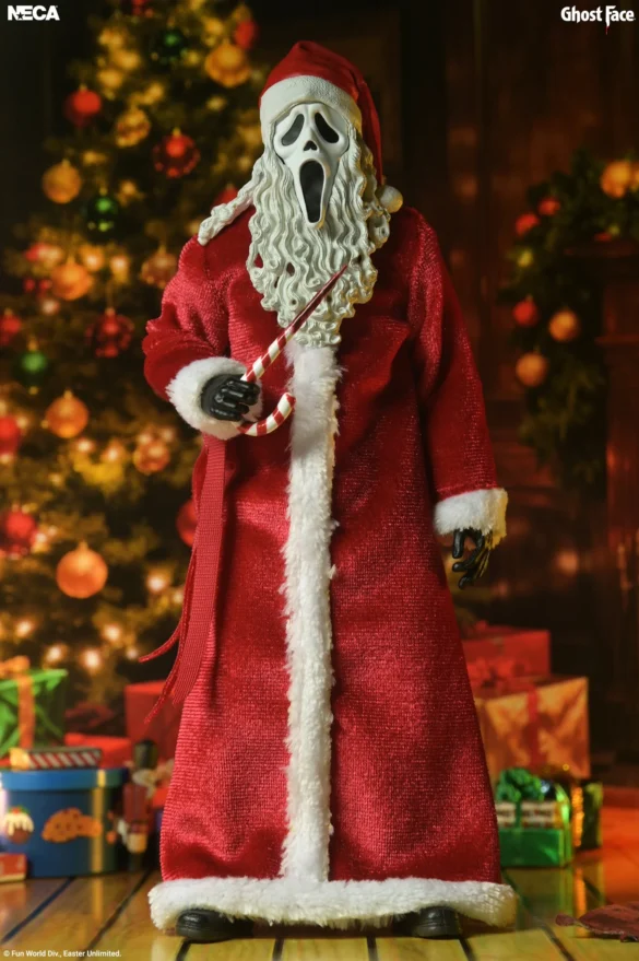 Santa’s Slay Ghost Face de NECA sosteniendo un cuchillo delante del pecho.
