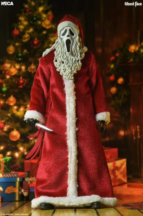 Santa’s Slay Ghost Face de NECA sosteniendo un cuchillo junto al cuerpo.