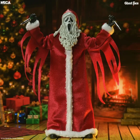 Santa’s Slay Ghost Face de NECA mostrando las mangas rojas extendidas.