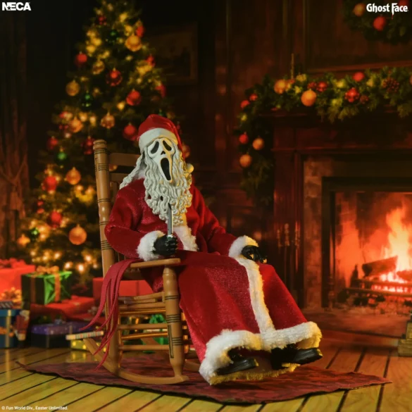 Santa’s Slay Ghost Face de NECA sentado en una mecedora junto al árbol navideño.