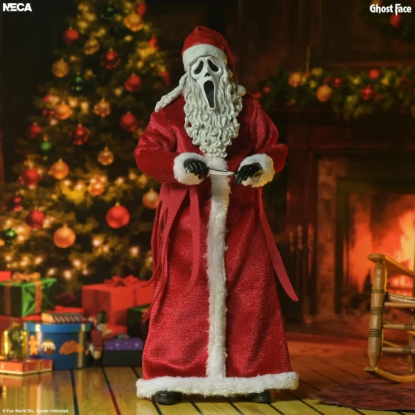 Santa’s Slay Ghost Face de NECA de pie junto a regalos navideños.