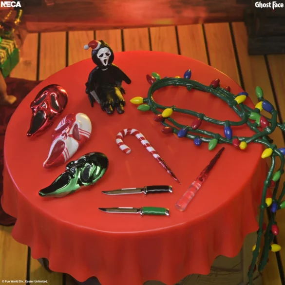Máscaras, cuchillos, manos, bastones y luces de Santa’s Slay Ghost Face de NECA.