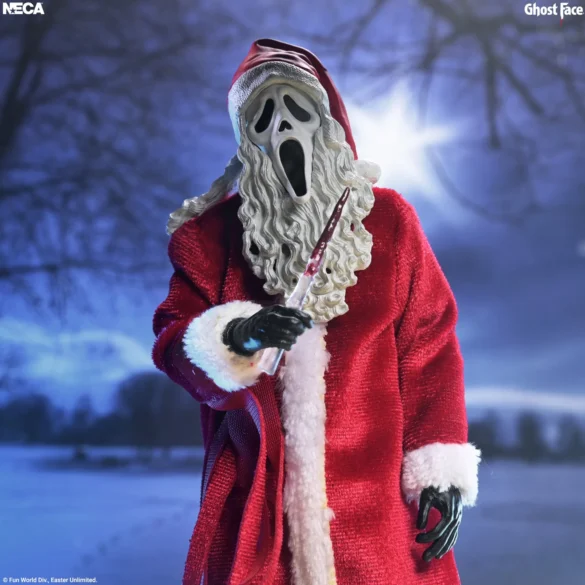 Santa’s Slay Ghost Face de NECA con máscara blanca en una escena nocturna.