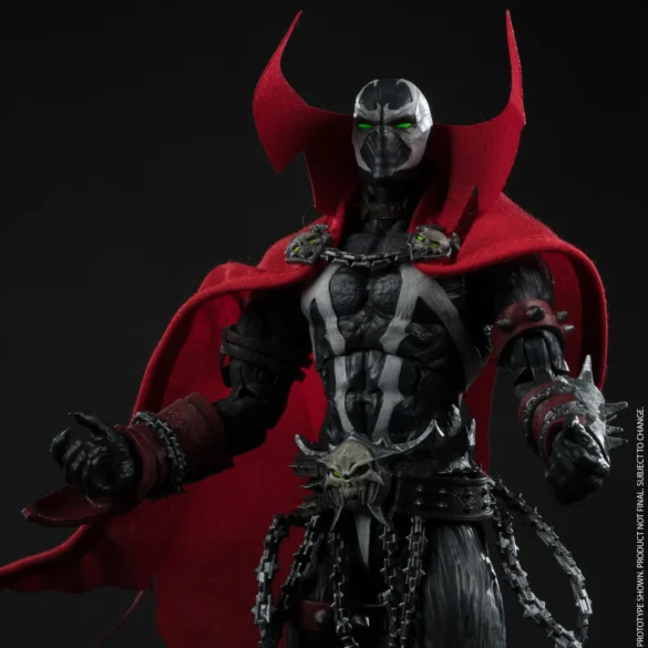 Spawn Warlock Elite Edition de McFarlane con los brazos abiertos, mostrando la armadura del torso y la capa roja.