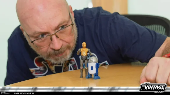 Presentador examinando las figuras R2-D2 y C-3PO de Lothal de Hasbro.