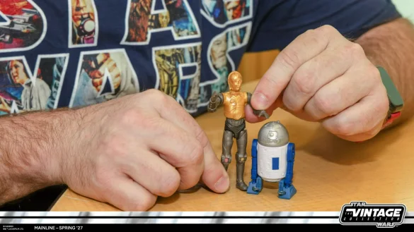 Presentador mostrando R2-D2 y C-3PO de Lothal The Vintage Collection.