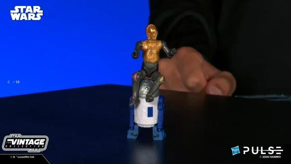 R2-D2 y C-3PO de Lothal The Vintage Collection colocados sobre la mesa.