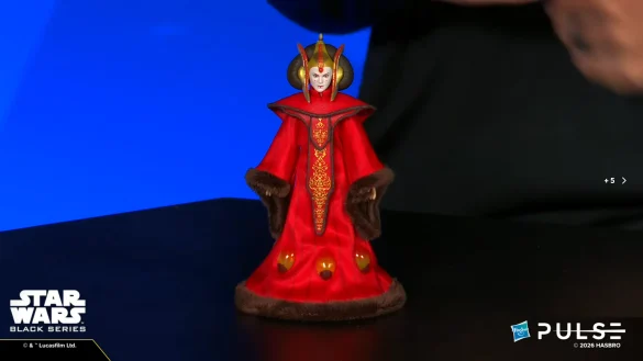 geeksonas-Star-Wars-New-Era-Launch-34 Queen Amidala The Black Series de Hasbro con vestido rojo y tocado dorado.
