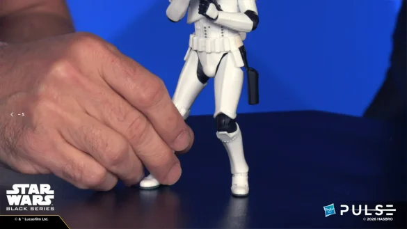geeksonas-Star-Wars-New-Era-Launch-66 Demostración de la articulación de la pierna de un Stormtrooper de Hasbro.