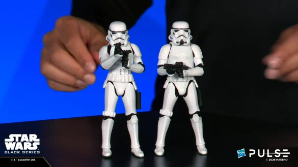 geeksonas-Star-Wars-New-Era-Launch-67 Comparación de dos figuras Stormtrooper sobre la mesa del Fanstream.