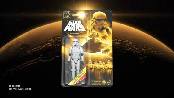 geeksonas-Star-Wars-New-Era-Launch-70 Empaque dorado de Stormtrooper de Star Wars frente a un planeta.