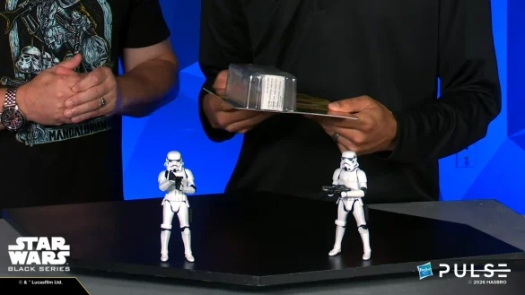 geeksonas-Star-Wars-New-Era-Launch-75 Presentadores comparando dos figuras Stormtrooper sobre una mesa.