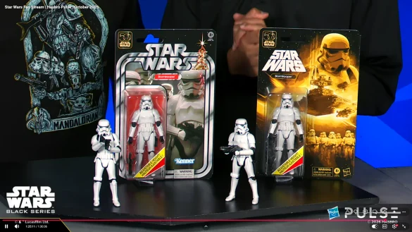 geeksonas-Star-Wars-New-Era-Launch-77 Presentadores mostrando dos nuevos empaques de Stormtrooper de Star Wars.