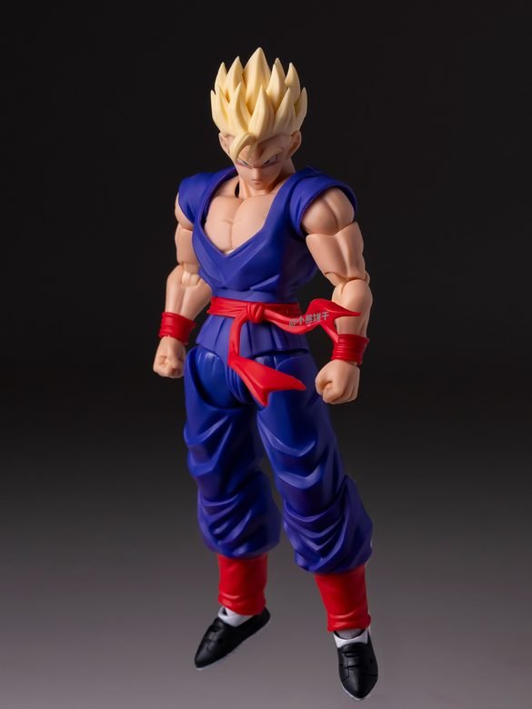 Gohan adulto Super Saiyan de HM Studio con uniforme azul, visto de cuerpo completo.