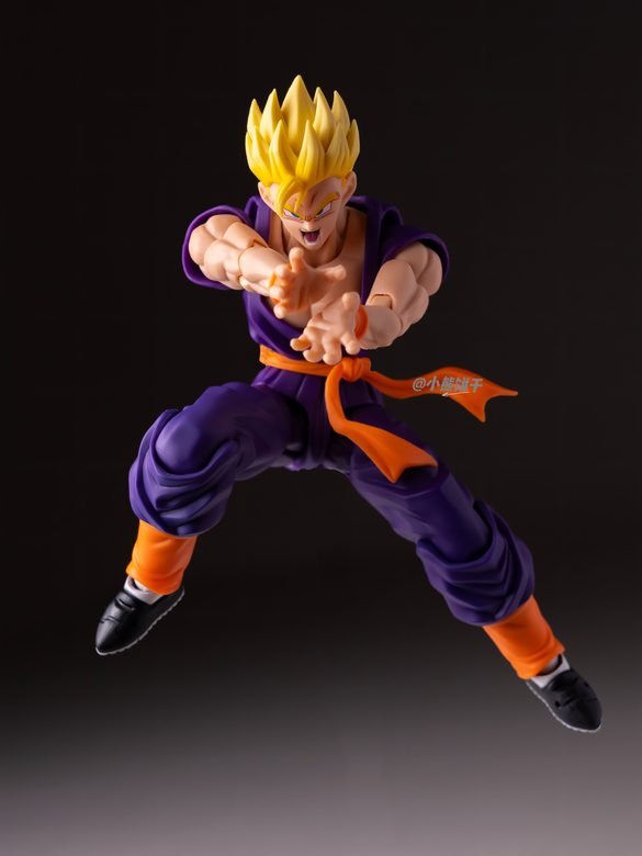 Gohan adulto Super Saiyan de HM Studio preparando un ataque de energía.