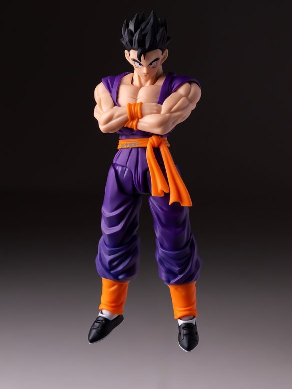 Gohan adulto de HM Studio con los brazos cruzados y cinturón naranja.