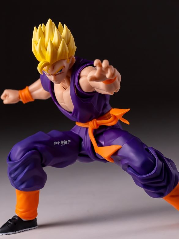 Gohan adulto Super Saiyan de HM Studio en pose baja de combate.