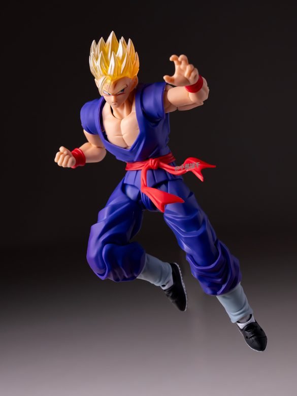 Gohan adulto Super Saiyan de HM Studio con uniforme azul en pose de salto.