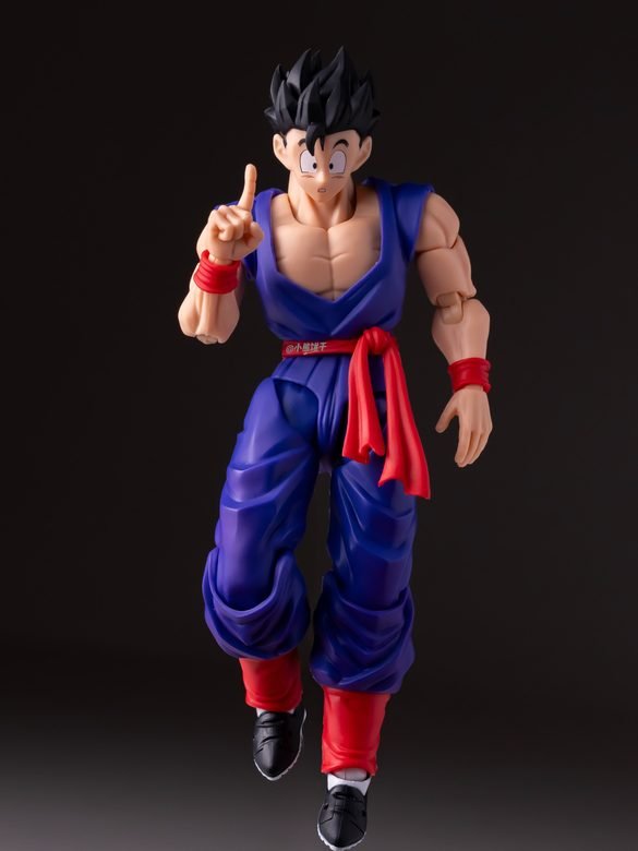 Gohan adulto de HM Studio con uniforme azul y dos dedos junto al rostro.