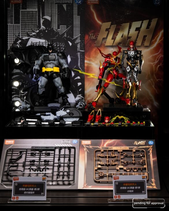 Batman y Flash de Blokees exhibidos con piezas de montaje en Wonder Festival.