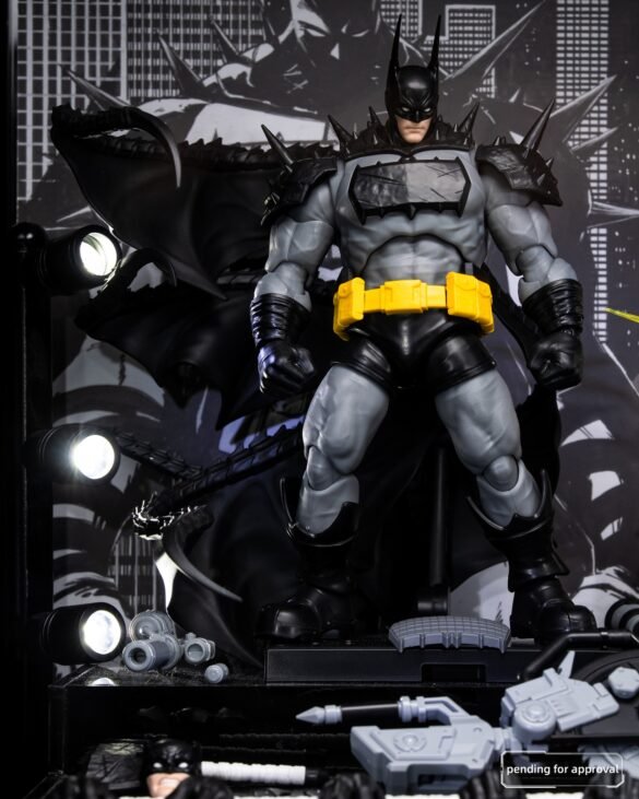 Batman de Blokees con capa negra y cinturón amarillo en una vitrina.