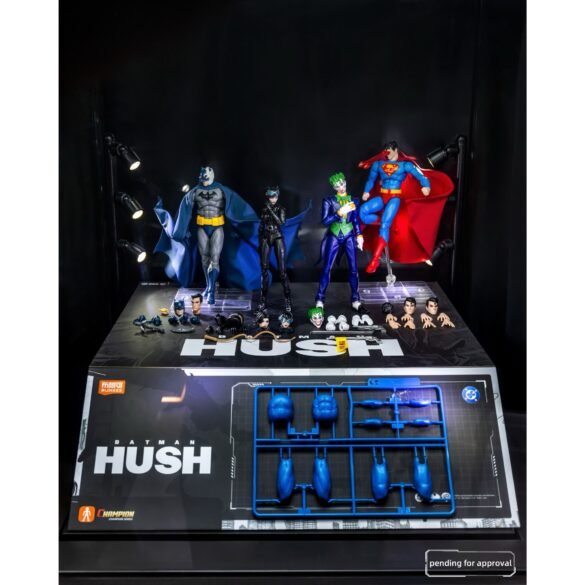 Batman, Joker y Superman de Blokees en un expositor con el logotipo de Hush.