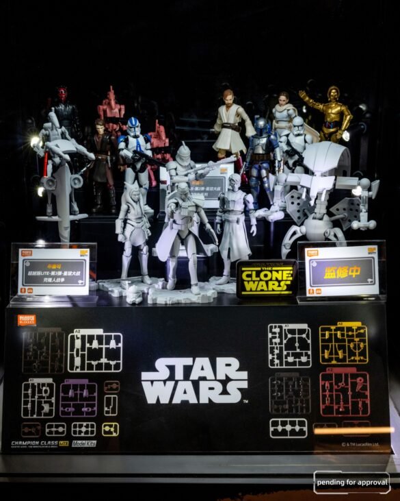 Personajes de Star Wars de Blokees en un expositor de The Clone Wars.
