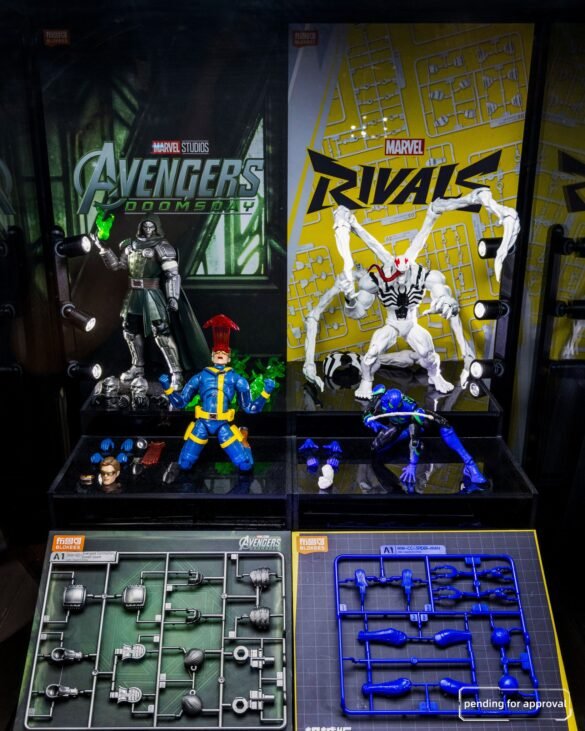 Figuras Marvel Avengers y Marvel Rivals de Blokees junto a piezas de montaje.