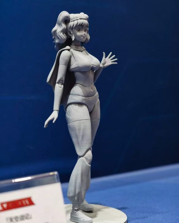 Prototipo femenino AMK PRO de YOLOPARK visto de tres cuartos en Wonder Festival.